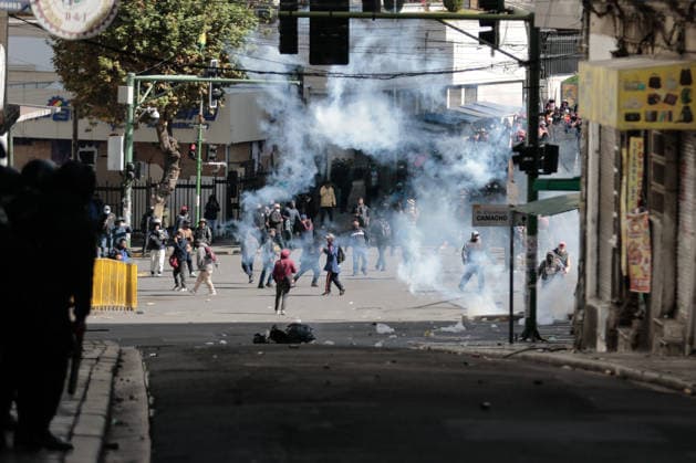 Protest held in La Paz calling for the resignation of Bolivian President Rodrigo Paz LA PAZ, BOLIVIA - MAY 25: Protesters shield themselves from tear gas during clashes between police and protesters demanding the resignation of Bolivian President Rodrigo Paz in La Paz, Bolivia, on May 25, 2026. Jorge Mateo Romay Salinas Anadolu La Paz Bolivia. Editorial use only. Please get in touch for any other usage.  Copyright: x2026xAnadoluxJorgexMateoxRomayxSalinasx