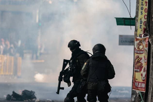 Protest held in La Paz calling for the resignation of Bolivian President Rodrigo Paz LA PAZ, BOLIVIA - MAY 25: Police officers cross through tear gas during clashes between police and protesters demanding the resignation of Bolivian President Rodrigo Paz in La Paz, Bolivia, on May 25, 2026. Jorge Mateo Romay Salinas Anadolu La Paz Bolivia. Editorial use only. Please get in touch for any other usage.  Copyright: x2026xAnadoluxJorgexMateoxRomayxSalinasx