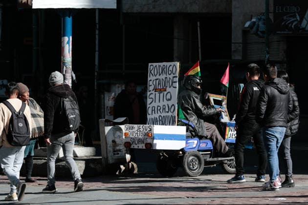 Protest held in La Paz calling for the resignation of Bolivian President Rodrigo Paz LA PAZ, BOLIVIA - MAY 25: A man rides a motorcycle with a poster supporting the government during clashes between police and protesters demanding the resignation of Bolivian President Rodrigo Paz in La Paz, Bolivia, on May 25, 2026. Jorge Mateo Romay Salinas Anadolu La Paz Bolivia. Editorial use only. Please get in touch for any other usage.  Copyright: x2026xAnadoluxJorgexMateoxRomayxSalinasx