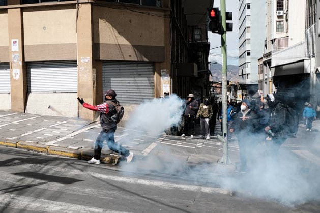Protest held in La Paz calling for the resignation of Bolivian President Rodrigo Paz LA PAZ, BOLIVIA - MAY 25: A protester throws a tear gas during clashes between police and protesters demanding the resignation of Bolivian President Rodrigo Paz in La Paz, Bolivia, on May 25, 2026. Jorge Mateo Romay Salinas Anadolu La Paz Bolivia. Editorial use only. Please get in touch for any other usage.  Copyright: x2026xAnadoluxJorgexMateoxRomayxSalinasx