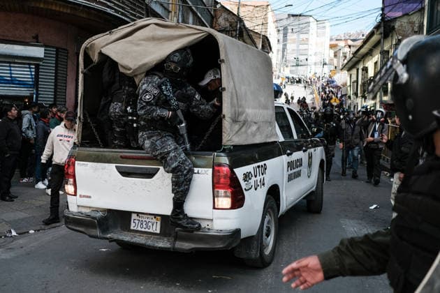 Protest held in La Paz calling for the resignation of Bolivian President Rodrigo Paz LA PAZ, BOLIVIA - MAY 25: A police van transports arrested protesters during clashes between police and protesters demanding the resignation of Bolivian President Rodrigo Paz in La Paz, Bolivia, on May 25, 2026. Jorge Mateo Romay Salinas Anadolu La Paz Bolivia. Editorial use only. Please get in touch for any other usage.  Copyright: x2026xAnadoluxJorgexMateoxRomayxSalinasx