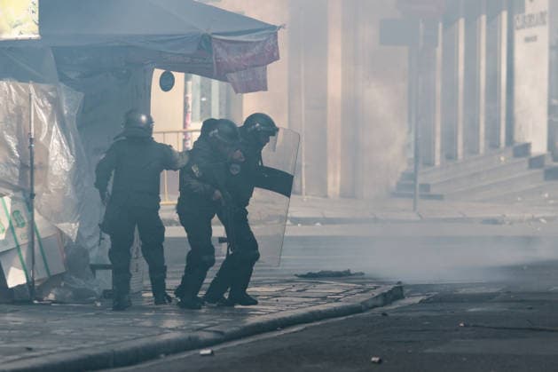 Protest held in La Paz calling for the resignation of Bolivian President Rodrigo Paz LA PAZ, BOLIVIA - MAY 25: Police take cover during clashes between police and protesters demanding the resignation of Bolivian President Rodrigo Paz in La Paz, Bolivia, on May 25, 2026. Jorge Mateo Romay Salinas Anadolu La Paz Bolivia. Editorial use only. Please get in touch for any other usage.  Copyright: x2026xAnadoluxJorgexMateoxRomayxSalinasx