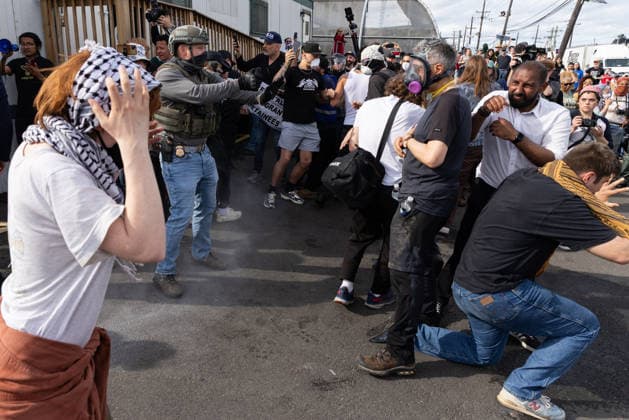 Protesters, ICE agents clash outside Newark detention center NEW JERSEY, UNITED STATES - MAY 25: Federal immigration officers clash with Protesters outside Delaney Hall Detention Center in Newark, New Jersey, U.S., May 25, 2026. Mostafa Bassim Anadolu New Jersey United States. Editorial use only. Please get in touch for any other usage.  Copyright: x2026xAnadoluxMostafaxBassimx