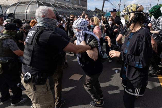 Protesters, ICE agents clash outside Newark detention center NEW JERSEY, UNITED STATES - MAY 25: Federal immigration officers clash with Protesters outside Delaney Hall in Newark, New Jersey, U.S., May 25, 2026. Mostafa Bassim Anadolu New Jersey United States. Editorial use only. Please get in touch for any other usage.  Copyright: x2026xAnadoluxMostafaxBassimx