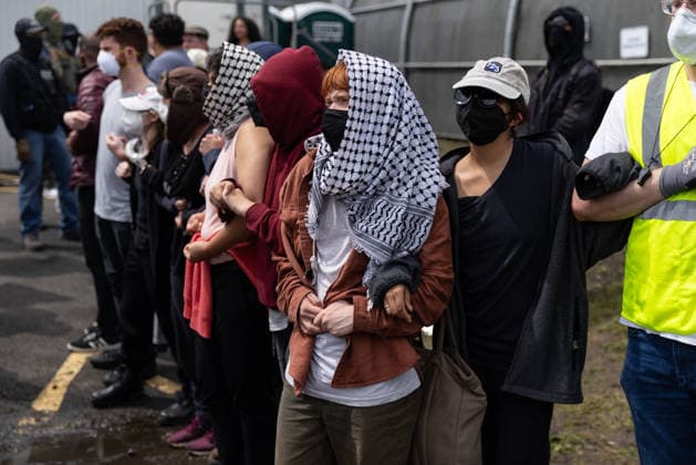 Protesters, ICE agents clash outside Newark detention center NEW JERSEY, UNITED STATES - MAY 25: Federal immigration officers clash with Protesters outside Delaney Hall in Newark, New Jersey, U.S., May 25, 2026. Mostafa Bassim Anadolu New Jersey United States. Editorial use only. Please get in touch for any other usage.  Copyright: x2026xAnadoluxMostafaxBassimx