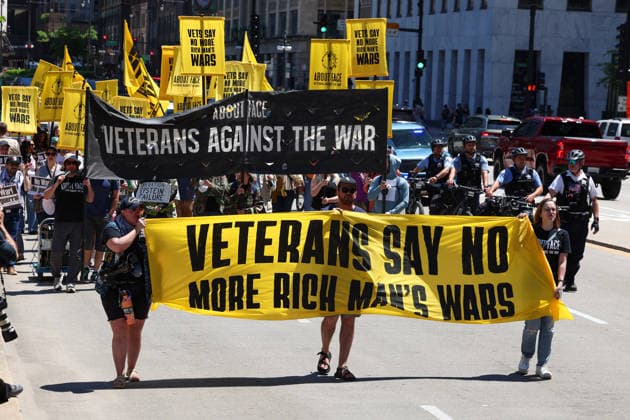 US-NEWS-MEMORIALDAY-ILL-PROTEST-TB Navy veteran Alex Foss, from left, Army veteran Chris Gentry and National Guard veteran Kayla Harris march against the Iran war and President Donald Trump on Monday, May 25, 2026, in Chicago. (Stacey Wescott Chicago Tribune TNS) Chicago Illinois USA EDITORIAL USE ONLY Copyright: xChicagoxTribunex 175071143W StaceyxWescottx krtphotoslive963702