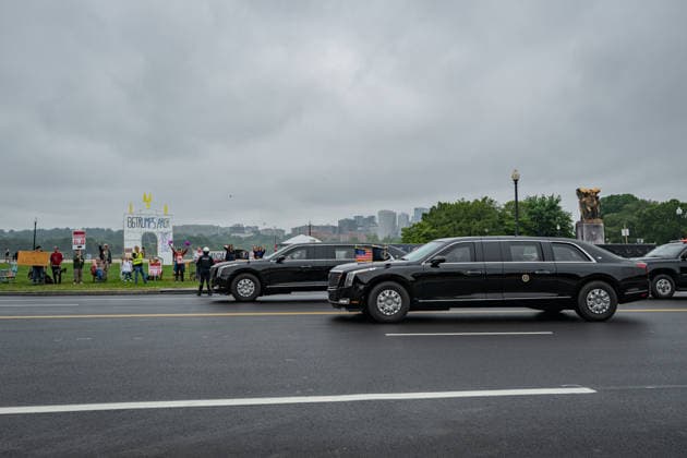 May 25, 2026, Washington, District Of Columbia, United States: President DONALD TRUMP passes protesters along the motorcade route on his way to Arlington National Cemetery for Memorial Day events. Washington United States - ZUMAk206 20260525_znp_k206_018 Copyright: xMattxKaminskyx
