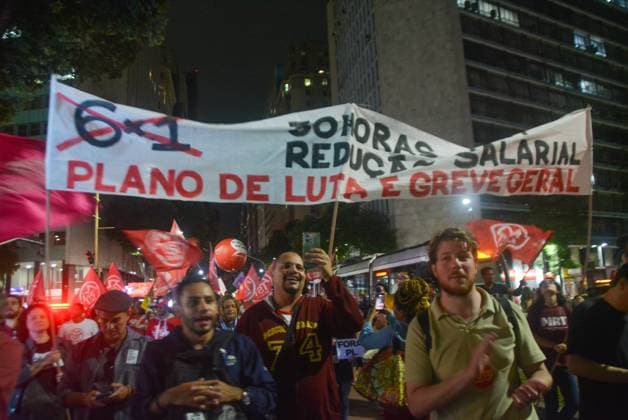 RECORD DATE NOT STATED Protest against the 6x1 work schedule brings together workers and teachers in downtown Rio de Janeiro. Rio de Janeiro (RJ), 05 25 2026 - Demonstration End of the 6x1 shift RJ - A demonstration for the end of the 6x1 shift for workers throughout Brazil brought together trade union centers and teachers from the state on the afternoon of this Monday (25). The event began at Candelaria and continued along Avenida Rio Branco to Praca da Cinelandia, in downtown Rio de Janeiro, this Monday, May 25, 2026.(Foto: Fausto Maia Thenews2 imago images) Protest against the 6x1 work schedule brings together workers and teachers in downtown Rio de Janeiro.  Copyright: xFaustoxMaiax