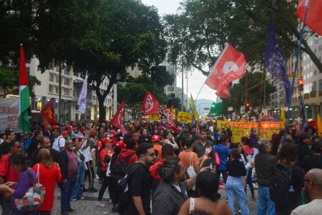 RECORD DATE NOT STATED Protest against the 6x1 work schedule brings together workers and teachers in downtown Rio de Janeiro. Rio de Janeiro (RJ), 05 25 2026 - Demonstration End of the 6x1 shift RJ - A demonstration for the end of the 6x1 shift for workers throughout Brazil brought together trade union centers and teachers from the state on the afternoon of this Monday (25). The event began at Candelaria and continued along Avenida Rio Branco to Praca da Cinelandia, in downtown Rio de Janeiro, this Monday, May 25, 2026.(Foto: Fausto Maia Thenews2 imago images) Protest against the 6x1 work schedule brings together workers and teachers in downtown Rio de Janeiro.  Copyright: xFaustoxMaiax