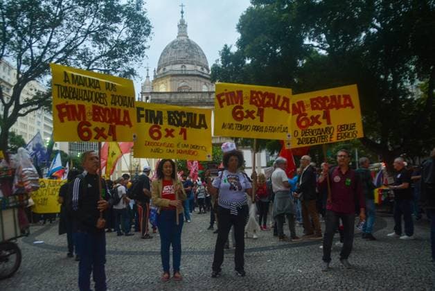 RECORD DATE NOT STATED Protest against the 6x1 work schedule brings together workers and teachers in downtown Rio de Janeiro. Rio de Janeiro (RJ), 05 25 2026 - Demonstration End of the 6x1 shift RJ - A demonstration for the end of the 6x1 shift for workers throughout Brazil brought together trade union centers and teachers from the state on the afternoon of this Monday (25). The event began at Candelaria and continued along Avenida Rio Branco to Praca da Cinelandia, in downtown Rio de Janeiro, this Monday, May 25, 2026.(Foto: Fausto Maia Thenews2 imago images) Protest against the 6x1 work schedule brings together workers and teachers in downtown Rio de Janeiro.  Copyright: xFaustoxMaiax