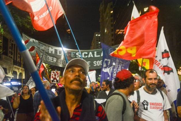 RECORD DATE NOT STATED Protest against the 6x1 work schedule brings together workers and teachers in downtown Rio de Janeiro. Rio de Janeiro (RJ), 05 25 2026 - Demonstration End of the 6x1 shift RJ - A demonstration for the end of the 6x1 shift for workers throughout Brazil brought together trade union centers and teachers from the state on the afternoon of this Monday (25). The event began at Candelaria and continued along Avenida Rio Branco to Praca da Cinelandia, in downtown Rio de Janeiro, this Monday, May 25, 2026.(Foto: Fausto Maia Thenews2 imago images) Protest against the 6x1 work schedule brings together workers and teachers in downtown Rio de Janeiro.  Copyright: xFaustoxMaiax