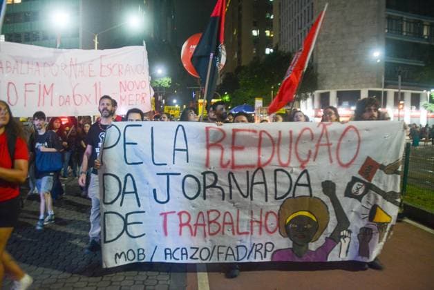 RECORD DATE NOT STATED Protest against the 6x1 work schedule brings together workers and teachers in downtown Rio de Janeiro. Rio de Janeiro (RJ), 05 25 2026 - Demonstration End of the 6x1 shift RJ - A demonstration for the end of the 6x1 shift for workers throughout Brazil brought together trade union centers and teachers from the state on the afternoon of this Monday (25). The event began at Candelaria and continued along Avenida Rio Branco to Praca da Cinelandia, in downtown Rio de Janeiro, this Monday, May 25, 2026.(Foto: Fausto Maia Thenews2 imago images) Protest against the 6x1 work schedule brings together workers and teachers in downtown Rio de Janeiro.  Copyright: xFaustoxMaiax