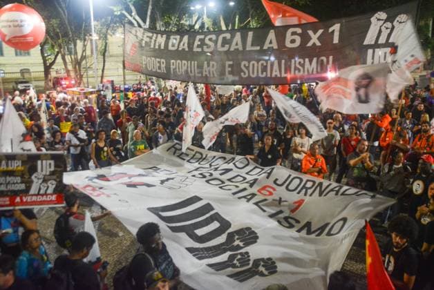 RECORD DATE NOT STATED Protest against the 6x1 work schedule brings together workers and teachers in downtown Rio de Janeiro. Rio de Janeiro (RJ), 05 25 2026 - Demonstration End of the 6x1 shift RJ - A demonstration for the end of the 6x1 shift for workers throughout Brazil brought together trade union centers and teachers from the state on the afternoon of this Monday (25). The event began at Candelaria and continued along Avenida Rio Branco to Praca da Cinelandia, in downtown Rio de Janeiro, this Monday, May 25, 2026.(Foto: Fausto Maia Thenews2 imago images) Protest against the 6x1 work schedule brings together workers and teachers in downtown Rio de Janeiro.  Copyright: xFaustoxMaiax