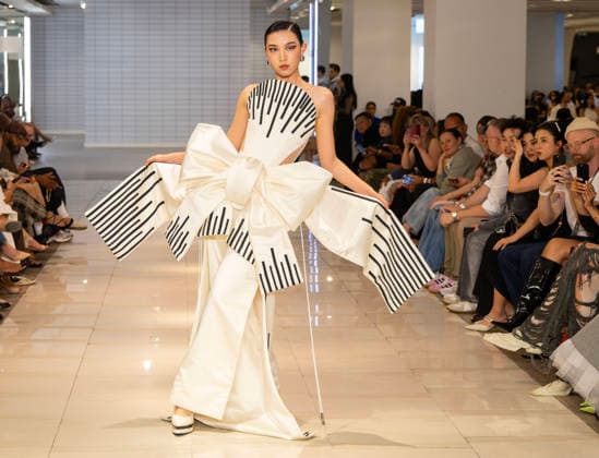 (260526) -- TORONTO, May 26, 2026 -- A model presents a creation at the Fashion Art Toronto s Fashion Week Spring Summer 2026 in Toronto, Canada, on May 25, 2026. The annual event kicked off here on Monday and will last until May 31. (Photo by Xinhua) CANADA-TORONTO-FASHION WEEK-OPENING ZouxZheng 