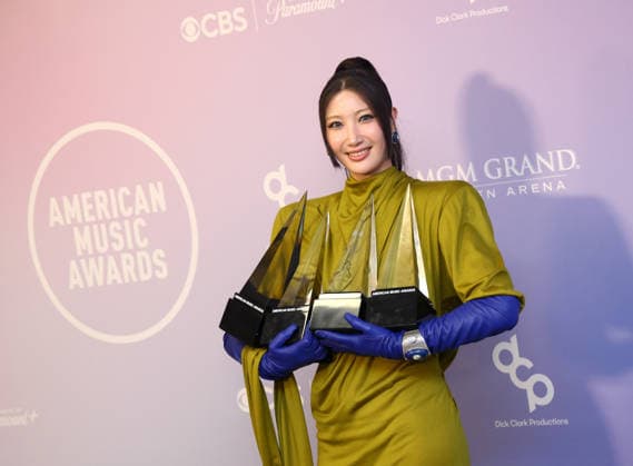 EJAE of Huntrix, winner of the Song of the Year award for Golden appears backstage on the winners walk during the 52nd annual American Music Awards at the MGM Grand Garden Arena in Las Vegas on Monday, May 25, 2026.  LAV20260525557 JAMESxATOA