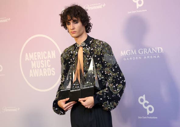 sombr, winner of the Best Rock Alternative Song award for Back to Friends and the Best Rock Alternative Album award for I Barely Know Her, appears backstage on the winners walk during the 52nd annual American Music Awards at the MGM Grand Garden Arena in Las Vegas on Monday, May 25, 2026.  LAV20260525562 JAMESxATOA