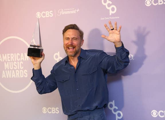 David Guetta, winner of the Best Dance Electronic Artist award, appears backstage on the winners walk during the 52nd annual American Music Awards at the MGM Grand Garden Arena in Las Vegas on Monday, May 25, 2026.  LAV20260525570 JAMESxATOA