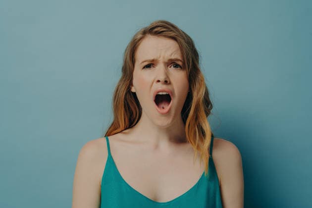Junge kaukasische Frau mit schockiertem Gesichtsausdruck vor einer blauen Studiowand Young caucasian woman reacts with shocked expression against blue studio wall (License=RF) ,model released, Symbolfoto Copyright: xZoonar.com ViorelxKurnosovx 25094581 ,model released, Symbolfoto ,property released