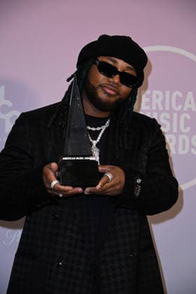 52nd American Music Awards: Press Room LAS VEGAS, NV - MAY 25: Leon Thomas at the 52nd American Music Awards on May 25, 2026 at the MGM Grand Garden Arena in Las Vegas, Nevada. Credit: Mindy Small AdMedia EDITORIAL USE ONLY  Copyright: xx AdMediax admphotostwo992134