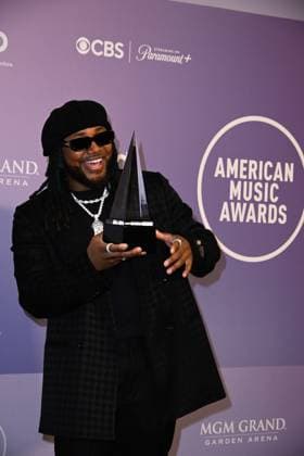 LAS VEGAS, NV - MAY 25: Leon Thomas at the 52nd American Music Awards on May 25, 2026 at the MGM Grand Garden Arena in Las Vegas, Nevada. Credit: Mindy Small USA - ZUMAa123 20260525_zaa_a123_389 Copyright: xAdMediax