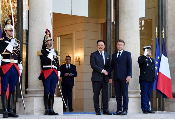 RECORD DATE NOT STATED President Macron Welcomes Anutin Charnvirakul At Elysee Palace In Paris French President Emmanuel Macron welcomes Anutin Charnvirakul, Prime Minister of the Kingdom of Thailand, at the Elysee presidential palace in Paris, France on May 25, 2026. Photo by Alain Apaydin ABACAPRESS.COM Paris France  Copyright: xApaydinxAlain ABACAx