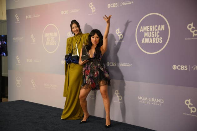 May 25, 2026, Las Vegas, Nevada, USA: (L-R) EJAE alongside REI AMI won Song of the Year at the 2026 American Music Awards for their track Golden, from the Netflix animated film K-Pop Demon Hunters during the Annual 52nd American Music Awards at the MGM Grand Arena in Las Vegas. Las Vegas USA - ZUMAo117 20260525_zsp_o117_116 Copyright: xMikaelxOnax