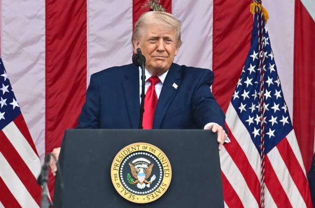 Trump Remarks on Memorial Day at Arlington National Cemetery United States President Donald J Trump delivers remarks in the Amphitheater after laying a wreath at the Tomb of the Unknowns at Arlington National Cemetery in Arlington, Virginia on Memorial Day, Monday, May 25, 2026. Credit: CNP AdMedia Arlington Virginia United States of America EDITORIAL USE ONLY  Copyright: xx AdMediax admphotostwo992165