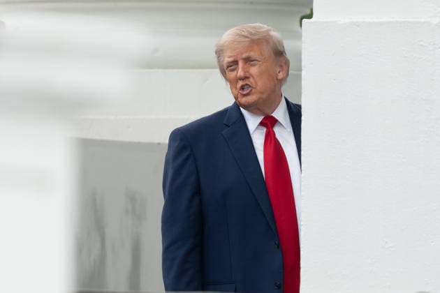 President Trump Returns to the White House United States President Donald J Trump inspects the columns of the North Portico of the White House in Washington DC on Monday, May 25, 2025. Credit: CNP AdMedia Washington District of Columbia United States of America EDITORIAL USE ONLY  Copyright: xx AdMediax admphotostwo992168