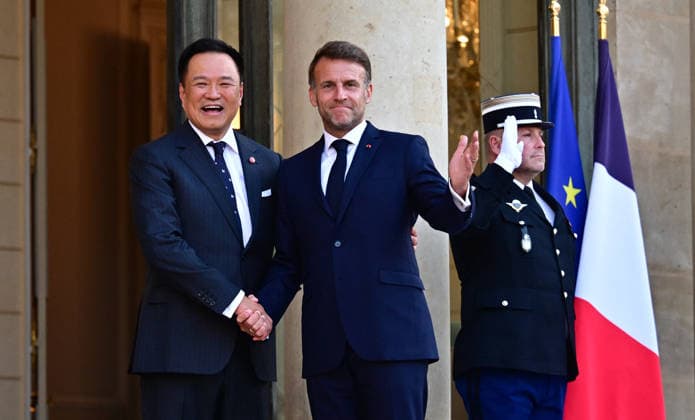 Le président Emmanuel Macron accueille Anutin Charnvirakul, premier ministre de Thaïlande au palais de lElysée à Paris le 25 mai 2026 Christian Liewig Bestimage President Emmanuel Macron welcomes Anutin Charnvirakul, Prime Minister of Thailand, to the Élysée Palace in Paris on 25 May 2026 Paris France  Copyright: xChristianxLiewigx xBestimagexChristianxLiewigx xBestimagex