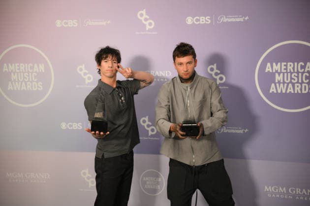 May 25, 2026, Las Vegas, Nevada, USA: (L-R) JOSH DUN, TYLER JOSEPH of Twenty One Pilots won the Best Rock Alternative Artist award at the Annual 52nd American Music Awards at the MGM Grand Arena in Las Vegas. Las Vegas USA - ZUMAo117 20260525_zsp_o117_086 Copyright: xMikaelxOnax