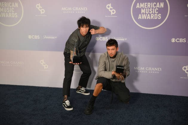May 25, 2026, Las Vegas, Nevada, USA: (L-R) JOSH DUN, TYLER JOSEPH of Twenty One Pilots won the Best Rock Alternative Artist award at the Annual 52nd American Music Awards at the MGM Grand Arena in Las Vegas. Las Vegas USA - ZUMAo117 20260525_zsp_o117_087 Copyright: xMikaelxOnax