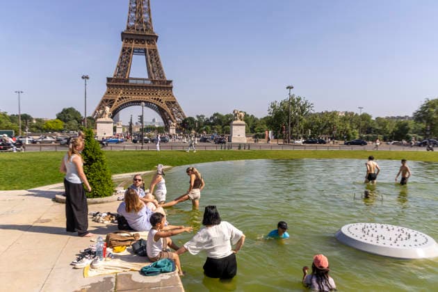 Paris, France May 25, 2026 - People cool off in the pond in the Trocadero Gardens near the Eiffel Tower. A remarkable heat wave is sweeping across Europe. Temperatures in the French capital are about 10 degrees higher than the seasonal average, with temperatures exceeding 30 degrees, reaching the threshold for a heat wave. METEO, CANICULE, FORTES CHALEURS, ILLUSTRATION, ESTIVAL, ESTIVALE, GENERIQUE, SOLEIL, TOURISME, SITE TOURISTIQUE, PARIS, LIFESTYLE, EAU, BAIGNADE, TROCADERO, RAFRAICHISSEMENT, FONTAINES, VIGILANCE,  Copyright: xVincentxIsorex