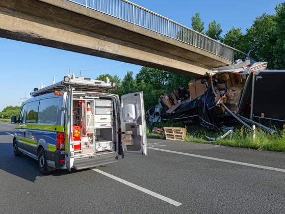 Tödlicher LKW-Unfall auf A2 bei Hannover Zwei Menschen kamen bei einem tödlichen Unfall auf der A2 um Leben, als ihr LKW gegen eine Fußgängerbrücke prallte. *** Fatal truck accident on the A2 near Hanover Two people were killed in a fatal accident on the A2 when their truck crashed into a pedestrian bridge Copyright: xBerndxGüntherx