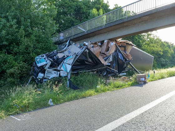 Tödlicher LKW-Unfall auf A2 bei Hannover Zwei Menschen kamen bei einem tödlichen Unfall auf der A2 um Leben, als ihr LKW gegen eine Fußgängerbrücke prallte. *** Fatal truck accident on the A2 near Hanover Two people were killed in a fatal accident on the A2 when their truck crashed into a pedestrian bridge Copyright: xBerndxGüntherx