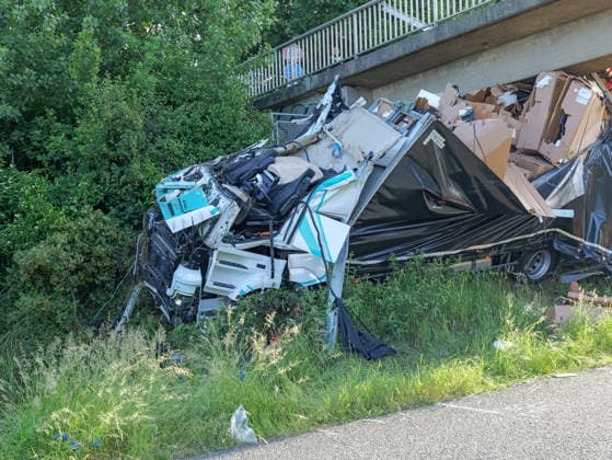Tödlicher LKW-Unfall auf A2 bei Hannover Zwei Menschen kamen bei einem tödlichen Unfall auf der A2 um Leben, als ihr LKW gegen eine Fußgängerbrücke prallte. *** Fatal truck accident on the A2 near Hanover Two people were killed in a fatal accident on the A2 when their truck crashed into a pedestrian bridge Copyright: xBerndxGüntherx