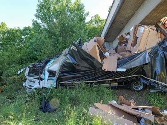 Tödlicher LKW-Unfall auf A2 bei Hannover Zwei Menschen kamen bei einem tödlichen Unfall auf der A2 um Leben, als ihr LKW gegen eine Fußgängerbrücke prallte. *** Fatal truck accident on the A2 near Hanover Two people were killed in a fatal accident on the A2 when their truck crashed into a pedestrian bridge Copyright: xBerndxGüntherx