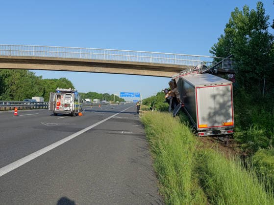 Tödlicher LKW-Unfall auf A2 bei Hannover Zwei Menschen kamen bei einem tödlichen Unfall auf der A2 um Leben, als ihr LKW gegen eine Fußgängerbrücke prallte. *** Fatal truck accident on the A2 near Hanover Two people were killed in a fatal accident on the A2 when their truck crashed into a pedestrian bridge Copyright: xBerndxGüntherx