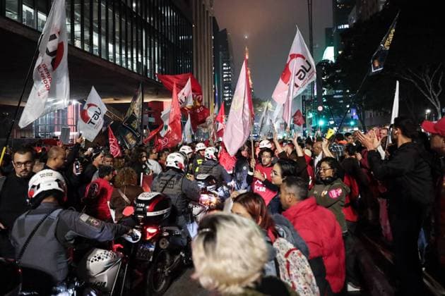 Protest for the end of the 6x1 work schedule in Sao Paulo Protest for the end of the 6x1 work schedule in Sao Paulo Demonstrators invade the lane of Paulista Avenue during the protest against the 6x1 work schedule and are contained by the police, this Monday, May 25, 2026. SAO PAULO SAO PAULO BRAZIL Copyright: xMarinaxUezimax SAO PAULO SAO PAULO BRAZIL Copyright: xIMAGO MarinaxUezimax