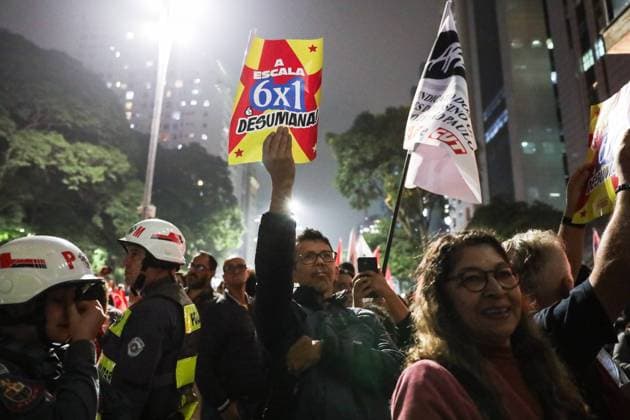 Protest for the end of the 6x1 work schedule in Sao Paulo Protest for the end of the 6x1 work schedule in Sao Paulo Labor and social movements are calling for an end to the 6x1 work schedule and a reduction in working hours without a reduction in pay, on Paulista Avenue, in the central region of Sao Paulo, this Monday, May 25, 2026 SAO PAULO SAO PAULO BRAZIL Copyright: xMarinaxUezimax SAO PAULO SAO PAULO BRAZIL Copyright: xIMAGO MarinaxUezimax