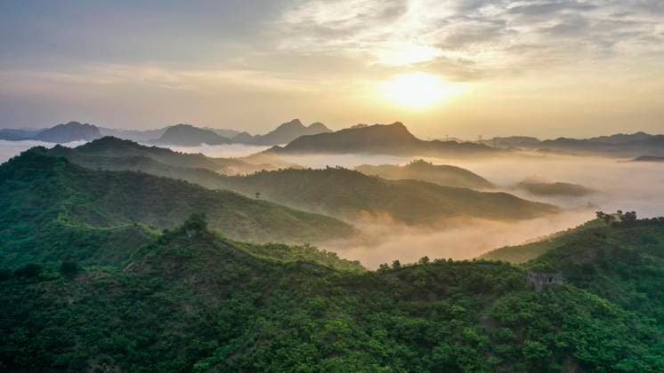 (260526) -- SHIJIAZHUANG, May 26, 2026 -- An aerial drone photo taken on May 26, 2026 shows the scenery in the morning at a section of the Great Wall in Zunhua City of north China s Hebei Province. (Photo by Xinhua) CHINA-HEBEI-GREAT WALL-SCENERY (CN) LiuxMancang 