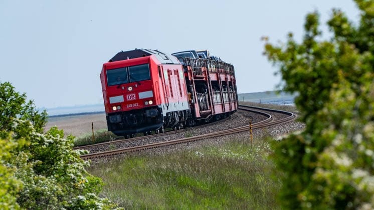 Sylt-Shuttle-Zug, betrieben von DB Regio, gezogen von einer Lok vom Typ TRAXX P160 DE ME - dieselelektrische TRAXX Mehrmotorenlok der Baureihe 245 von DB Regio;Autozug auf der Marschbahn-Strecke auf der Nordsee-Insel Sylt, Sylt Schleswig.Holstein Deutschland Hindenburgdamm, Marschbahn *** Sylt Shuttle train, operated by DB Regio, pulled by a TRAXX P160 DE ME class 245 diesel-electric TRAXX multi-engine locomotive from DB Regio Autozug on the Marschbahn line on the North Sea island of Sylt, Sylt Schleswig Holstein Germany Hindenburgdamm, Marschbahn