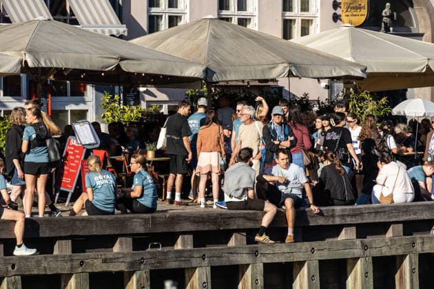 Royal Run In Copenhagen People enjoy a sunny day in the Nyhavn district during the Royal Run in Copenhagen, Denmark, on May 25, 2026. This is the eighth time the Royal Run is held across the country. Royal Run 2026 has the highest number of registered participants ever, with 112,450 registered in the five host cities. Copenhagen Denmark  Copyright: xKristianxTuxenxLadegaardxBergx originalFilename: 1077900662st.jpg