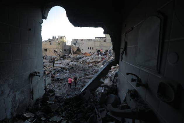 Palestinians inspect damage after Israeli strike in Nuseirat camp Palestinians inspect damage to their homes following an Israeli strike that targeted a house belonging to the al-Tawil family in the Nuseirat refugee camp in the central Gaza Strip on May 25, 2026. The strike destroyed the house completely and caused severe damage to neighboring homes. According to Palestinian medical sources, four Palestinians were wounded in the attack, which came after residents were warned to evacuate the area the previous night. Photo by Hassan al-Jedi apaimages Nusairat Gaza Strip Palestinian Territory 260526_Nuseirat_HJ_00(13).jpeg Copyright: xapaimagesxHassanxal-Jedixx xapaimagesx