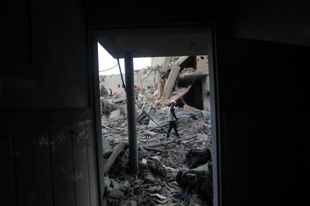 Palestinians inspect damage after Israeli strike in Nuseirat camp Palestinians inspect damage to their homes following an Israeli strike that targeted a house belonging to the al-Tawil family in the Nuseirat refugee camp in the central Gaza Strip on May 25, 2026. The strike destroyed the house completely and caused severe damage to neighboring homes. According to Palestinian medical sources, four Palestinians were wounded in the attack, which came after residents were warned to evacuate the area the previous night. Photo by Hassan al-Jedi apaimages Nusairat Gaza Strip Palestinian Territory 260526_Nuseirat_HJ_00(15).jpeg Copyright: xapaimagesxHassanxal-Jedixx xapaimagesx
