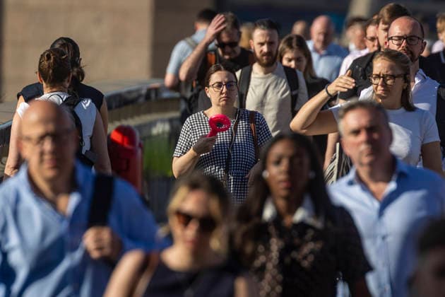 May 26, 2026, London, London, UK: London, UK. A commuter crossing London Bridge cools down with an electric handheld fan. According to the weather office, it will be another fine and dry day. High of 35Ã‚Â°C. London UK  - ZUMAl94_ 20260526_zaf_l94_004 Copyright: xMarcinxNowakx