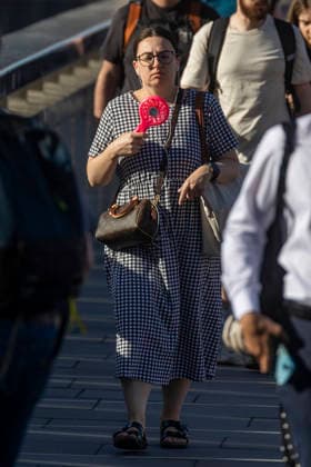May 26, 2026, London, London, UK: London, UK. A commuter crossing London Bridge cools down with an electric handheld fan. According to the weather office, it will be another fine and dry day. High of 35Ã‚Â°C. London UK  - ZUMAl94_ 20260526_zaf_l94_005 Copyright: xMarcinxNowakx