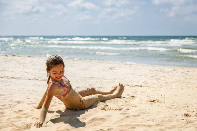 Ein süßes kleines Mädchen im Badeanzug sitzt am sandigen Strand, mit Sand bedeckt, während hinter ihr die Meereswellen brechen ? ein Bild, das die Freude an den Sommerferien und unbeschwerte Kindheitserinnerungen verkörpert Ein süßes kleines Mädchen im Badeanzug sitzt am sandigen Strand, mit Sand bedeckt, während hinter ihr die Meereswellen brechen ? ein Bild, das die Freude an den Sommerferien und unbeschwerte Kindheitserinnerungen verkörpert (License=RF) ,model released, Symbolfoto Copyright: xZoonar.com AnnaxLuryex 25102383 ,model released, Symbolfoto ,property released