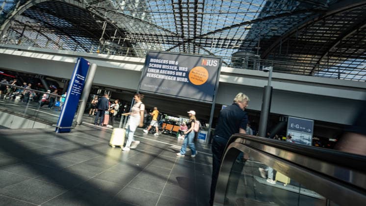 Das vom Journalisten und Unternehmer Julian Reichelt geführte Nachrichtenportal NIUS startet Werbekampagne im öffentlichen Raum in der Bundeshauptstadt Berlin und Magdeburg - Von NIUS gebuchte Werbefläche am Berliner Hauptbahnhof - Claim Morgens um 6 schon wissen, was einem abends um 8 verschwiegen wird.;NIUS- Werbekampagne im öffentlichen Raum, Berlin Berlin Deutschland Berliner Hauptbahnhof *** The news portal NIUS, run by journalist and entrepreneur Julian Reichelt, launches an advertising campaign in public spaces in the German capital Berlin and Magdeburg Advertising space booked by NIUS at Berlin Central Station Claim Know at 6 in the morning what you wont be told at 8 in the evening NIUS advertising campaign in public spaces, Ber