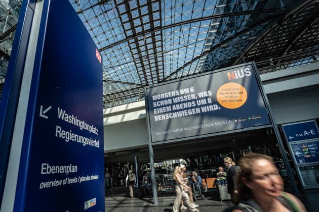 Das vom Journalisten und Unternehmer Julian Reichelt geführte Nachrichtenportal NIUS startet Werbekampagne im öffentlichen Raum in der Bundeshauptstadt Berlin und Magdeburg - Von NIUS gebuchte Werbefläche am Berliner Hauptbahnhof - Claim Morgens um 6 schon wissen, was einem abends um 8 verschwiegen wird.;NIUS- Werbekampagne im öffentlichen Raum, Berlin Berlin Deutschland Berliner Hauptbahnhof *** The news portal NIUS, run by journalist and entrepreneur Julian Reichelt, launches an advertising campaign in public spaces in the German capital Berlin and Magdeburg Advertising space booked by NIUS at Berlin Central Station Claim Know at 6 in the morning what you wont be told at 8 in the evening NIUS advertising campaign in public spaces, Ber