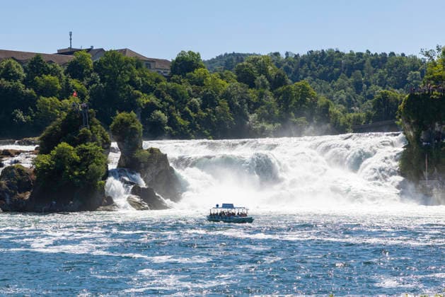 Rheinfall bei Schaffhausen 23052026 - Der Rheinfall bei Neuhausen am Rheinfall (Kanton Schaffhausen) und Laufen-Uhwiesen (Kanton Zuerich (Zürich)), Schweiz. Mit 23 m Hoehe und 150 m Breite einer der groessten Wasserfaelle Europas, ca. 4 km suedwestlich von Schaffhausen. Besucher erreichen den Fall per Ausflugsboot vom Schloesschen Woerth (Schlösschen Wörth); Absetzen am mittleren Felsen moeglich. Auf der Zuercher Seite thront Schloss Laufen mit Aussichtsstegen und Glaslift (seit 2008). 2013 zaehlt der Rheinfall 1,3 Mio. Besucher. Schaffhausen Schaffhausen Schweiz *** Rhine Falls near Schaffhausen 23052026 The Rhine Falls near Neuhausen am Rheinfall Canton Schaffhausen and Laufen Uhwiesen Canton Zuerich Zurich , Switzerland At 23 m hig 230526_ppb-2